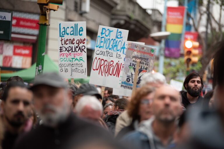 Manif corruption Uruguay L2R